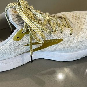 Brooks Revel 4 running shoes